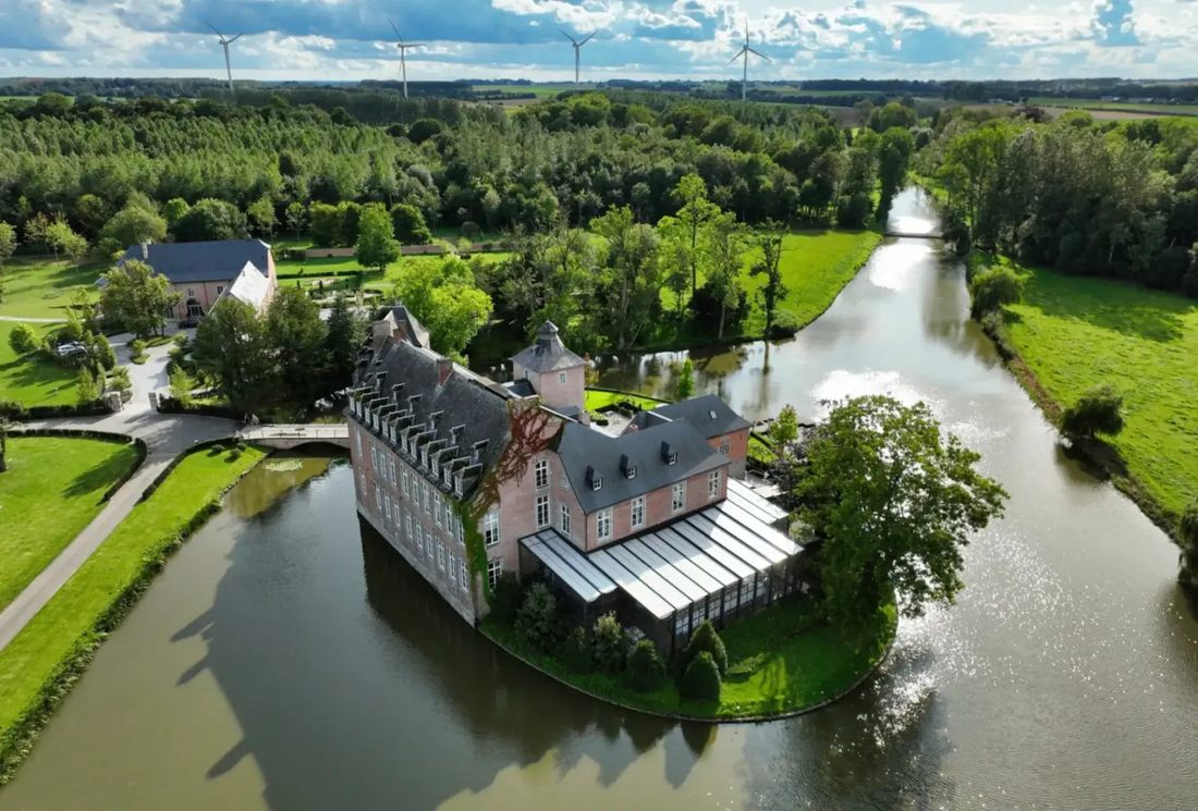 Le parc du Château Bayard, à Éghezée, préparé pour une cérémonie