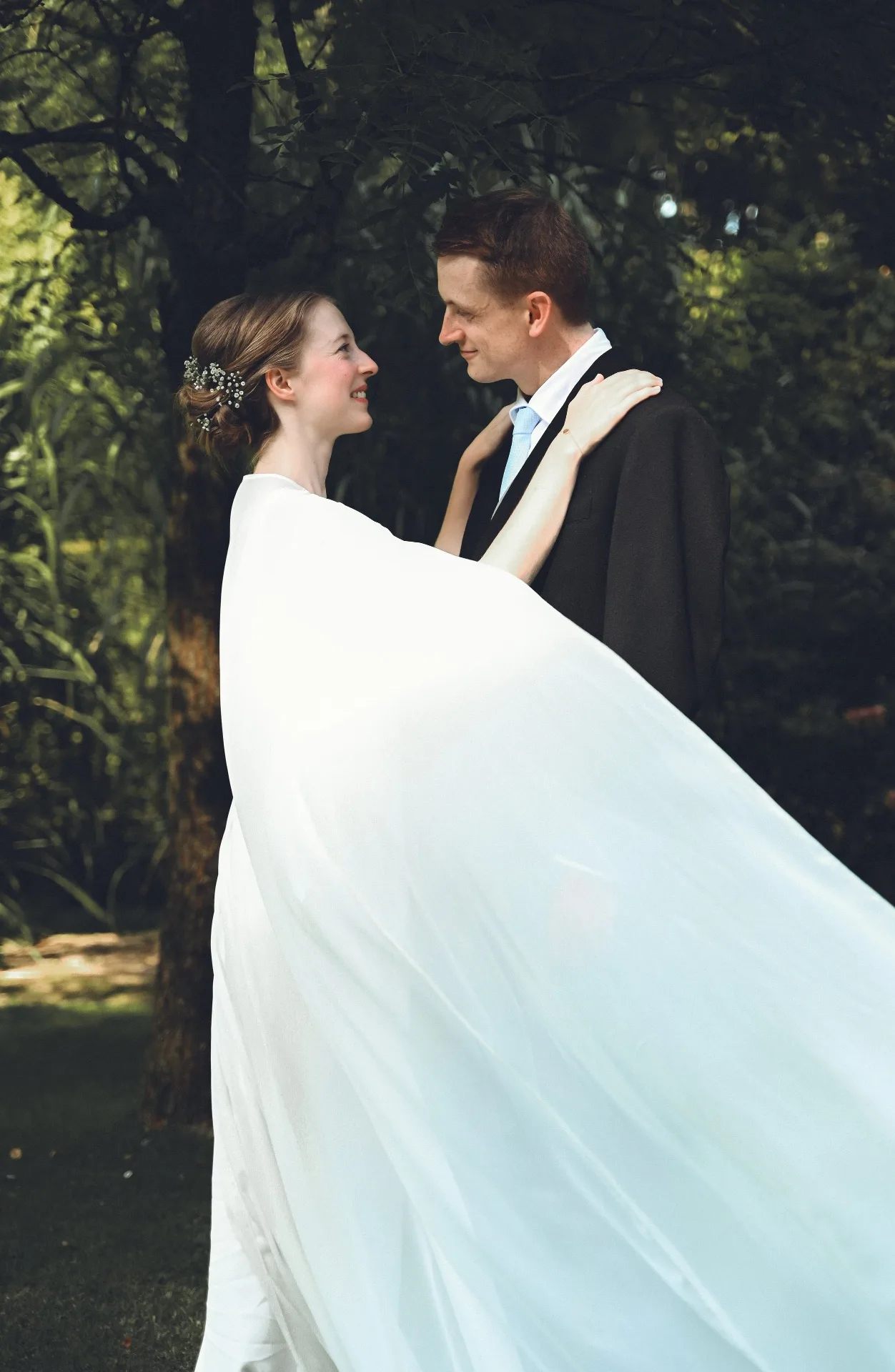 Un couple pendant sa cérémonie, photographié en Belgique
